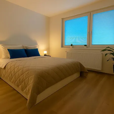 Nook I Airport Apartman *