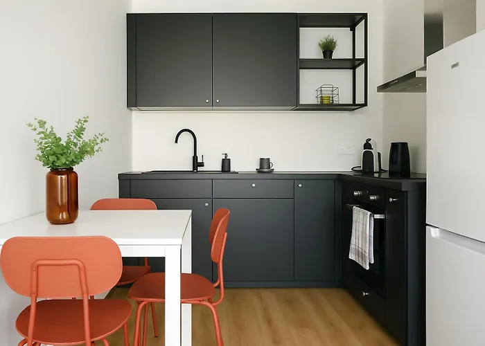 Nook I Airport Apartment